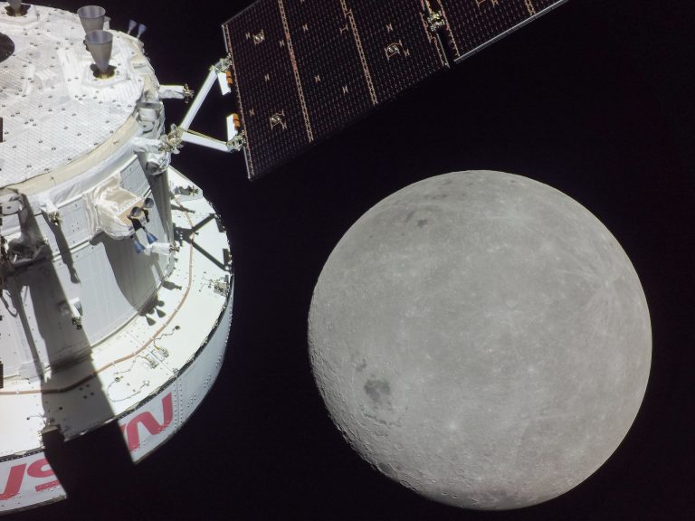 Orion Approaches Moon For Outbound Powered Flyby